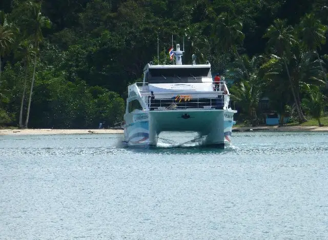 ด้านหน้าของเรือบุญศิริเกาะกูดคาตามารัน